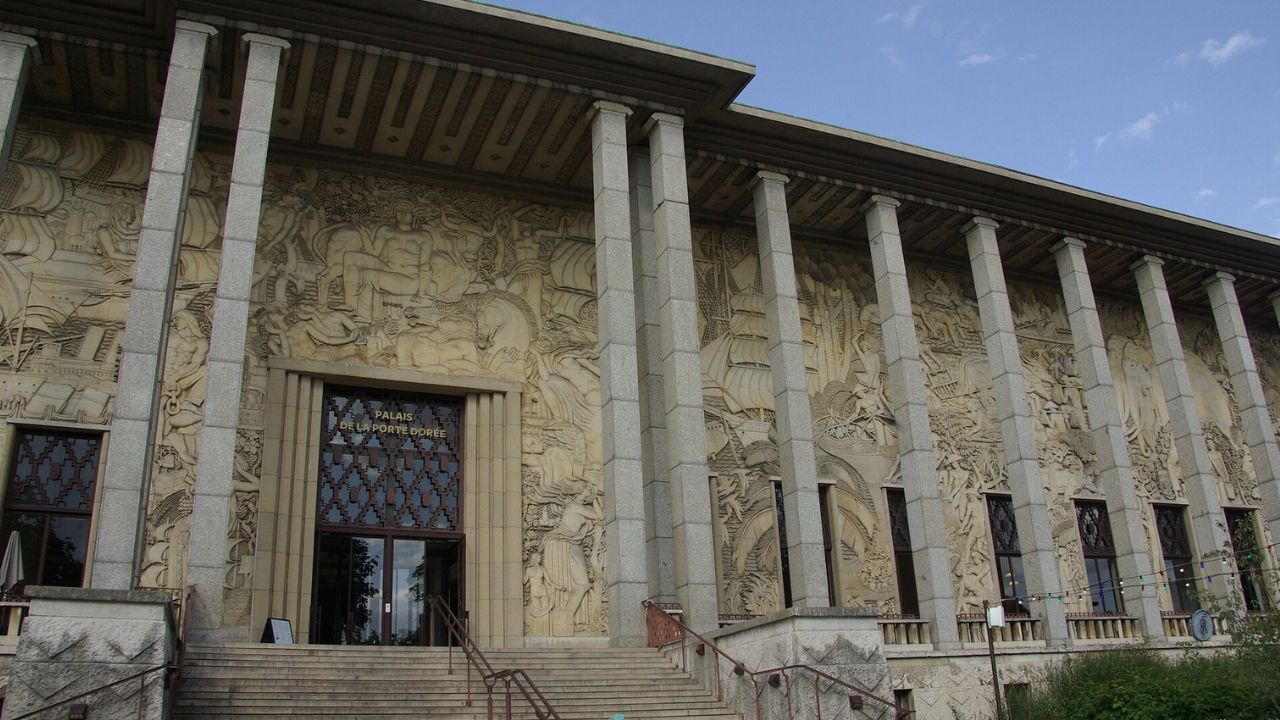  Entrée et façade du palais de la Porte Dorée à Paris / AlSepPhoenix / Travail personnel